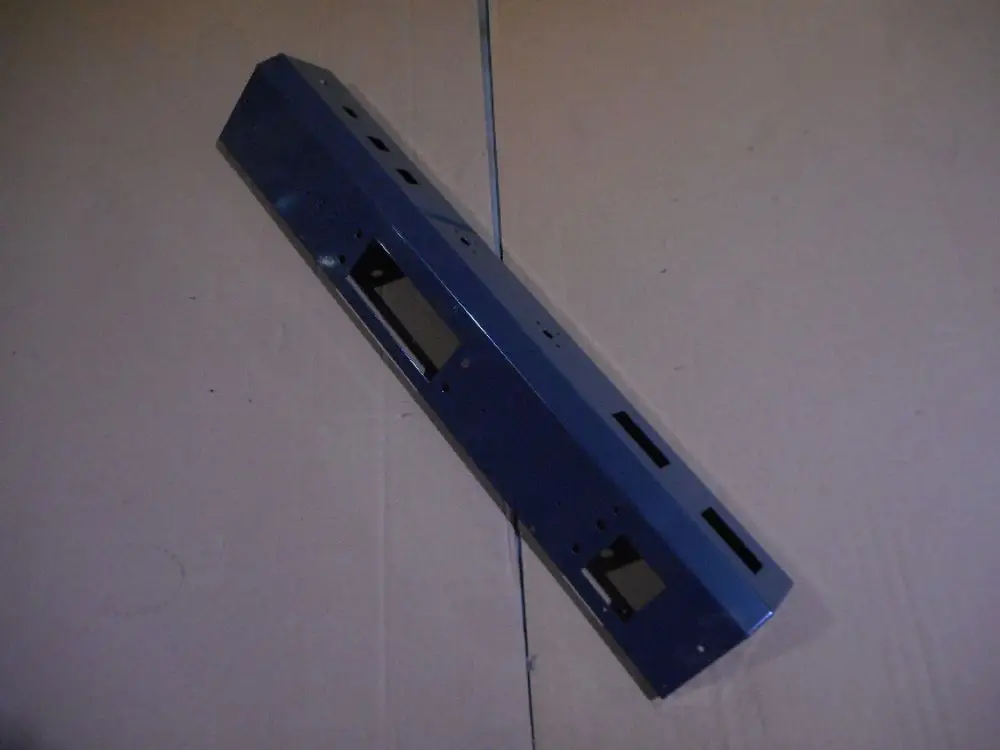Blende eines Schaltfeldes in blauer Farbe, mit mehreren Öffnungen und Befestigungslöchern, passend für Produkte der Marke Remeha.